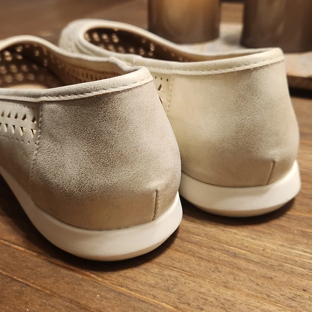 Cliffs By White Mountain Cut-Out Flats, Size 10M - Picture 5 of 9